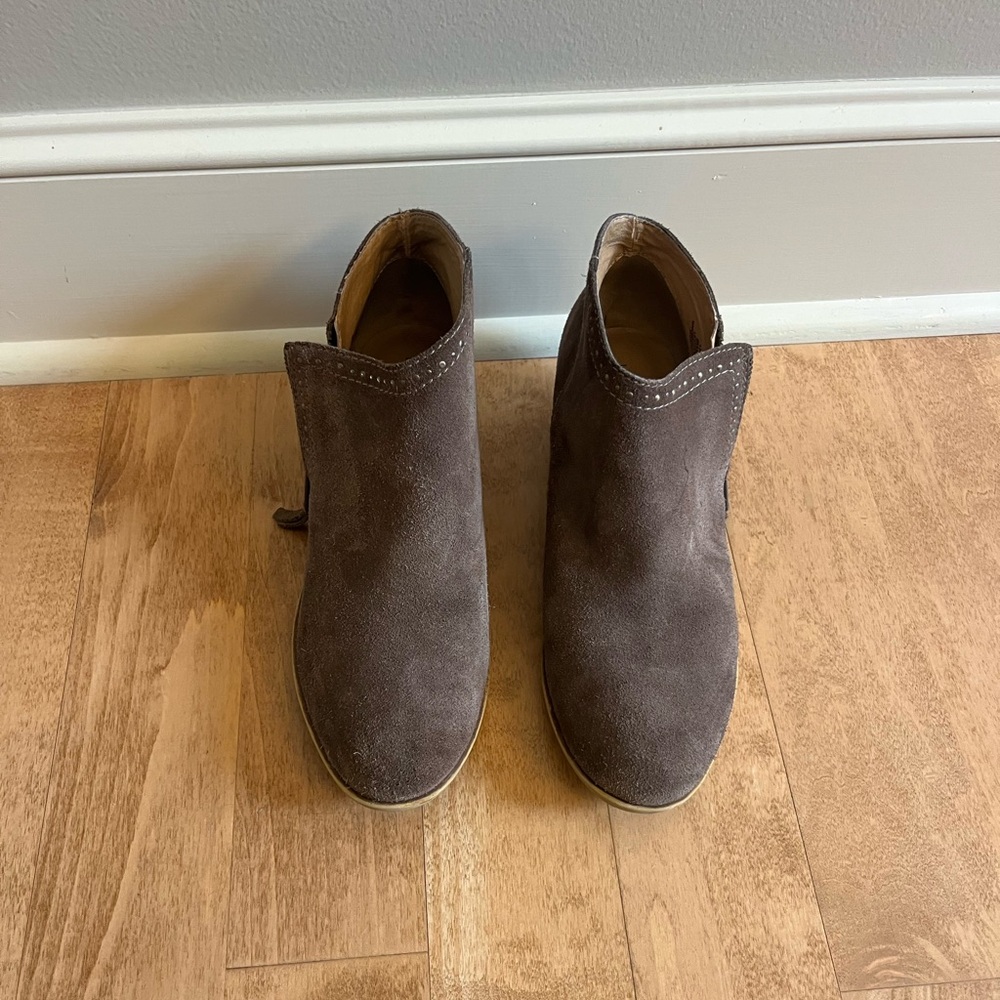 LUCKY Brand Women US 8.5 taupe tan suede ankle bootie